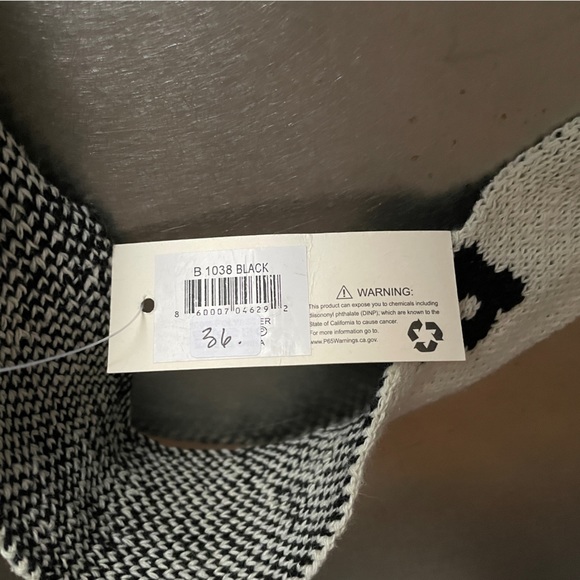 Knit Flower Shoulder Bag in Black & White, NWT. - Picture 15 of 16